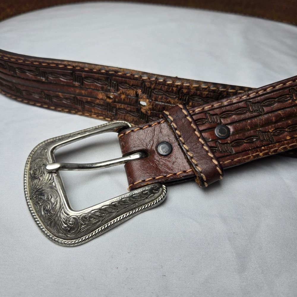 Vtg 3D Belt Company Hand Tooled Brown Leather Belt 42 Barbed Wire Etched Buckle - Picture 3 of 6